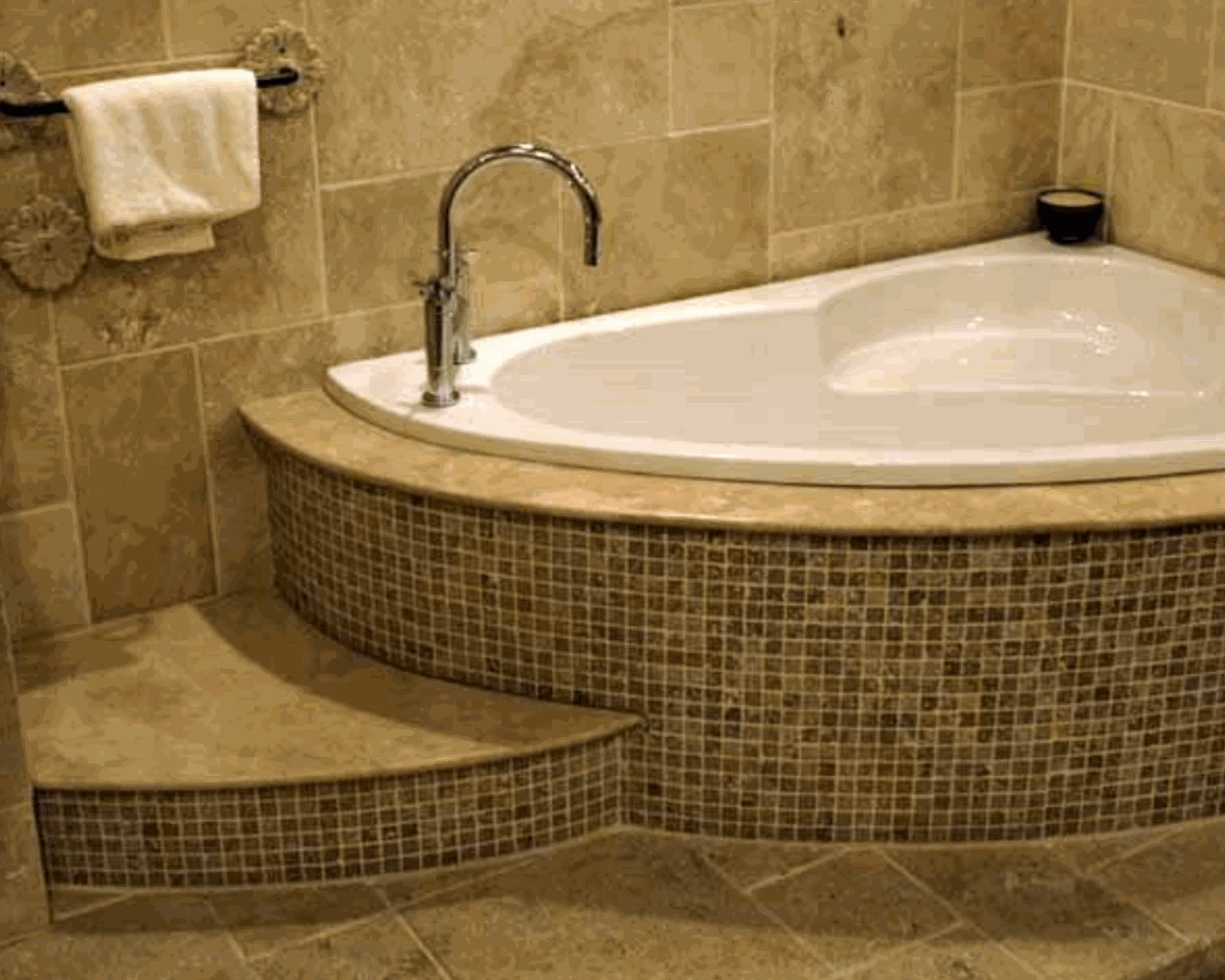 Polierte Natursteinplatten im Badezimmer